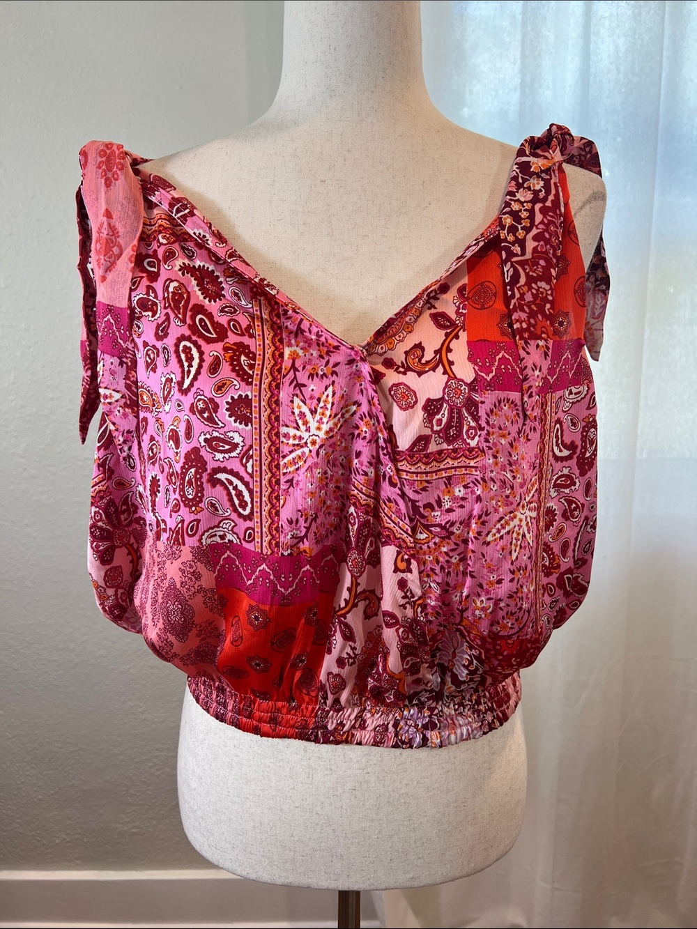 easel Pink and Red Patchwork Paisley V-neck Multicolor Crop Top. Size L. NWT